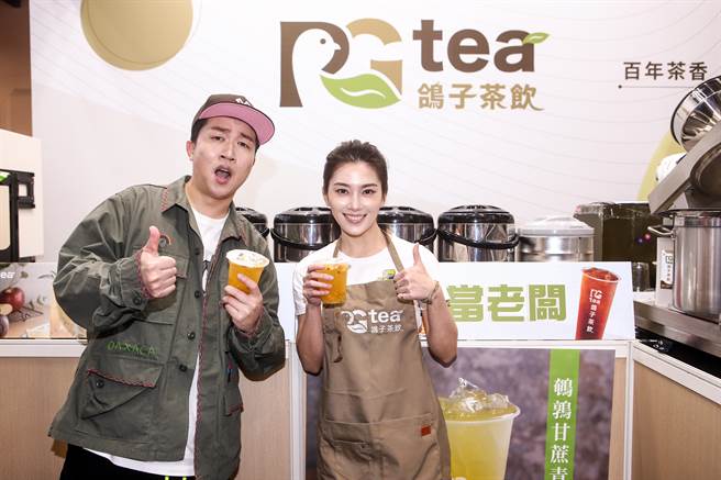 许蓝方、张立东12日出席台北国际连锁加盟大展春季展PGtea鸽子茶饮嘉宾。（邓博仁摄）