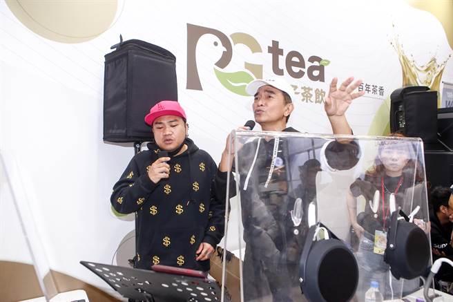 吴宗宪（右）热情开唱。（邓博仁摄）