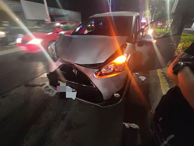 双方因行车纠纷，前车紧急剎车，造成后车林男追撞前车，还遭对方持棍棒砸破车窗。（翻摄照片／高雄洪靖宜传真）