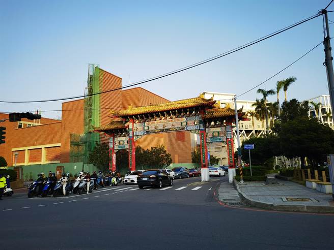 八卦山牌楼乘载彰化县民的共同记忆，歷经超过一甲子的岁月，牌楼表面油漆严重剥落，已经不復当年风采。（吴建辉摄）