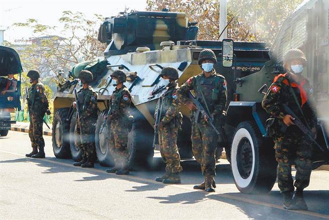 图为缅甸政变时，军队镇压平民之资料照片。（路透）