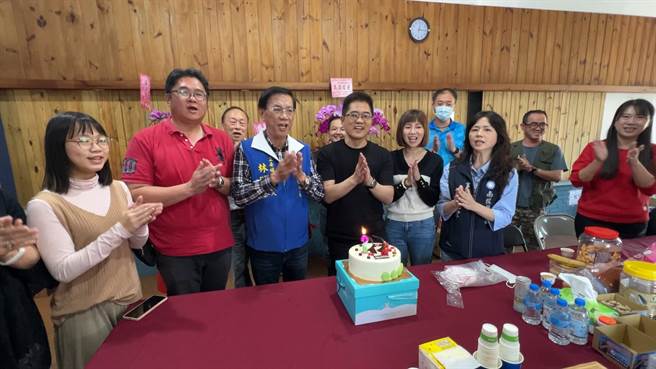 国民党秘书长黄健庭（左四），12日到南投为林明溱庆生。（林明溱竞总提供／廖志晃南投传真）