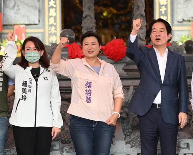 立委候选人蔡培慧（中），12日陪同民进党主席赖清德到寺庙参拜。（蔡培慧竞总提供／廖志晃南投传真）