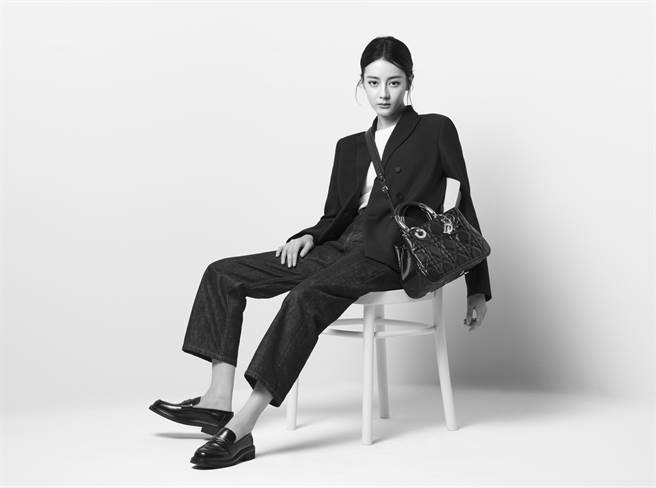 大陆女星迪丽热巴手提Dior Lady 95.22包款现身大片。（Dior提供）