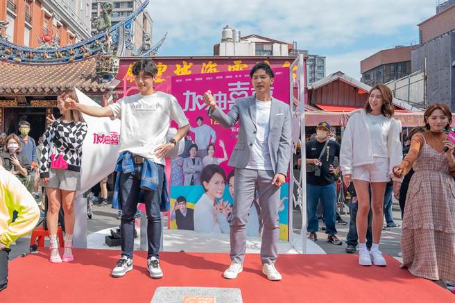 刘育仁（左）、邹承恩挑战舞蹈直呼太难了。（TVBS提供）