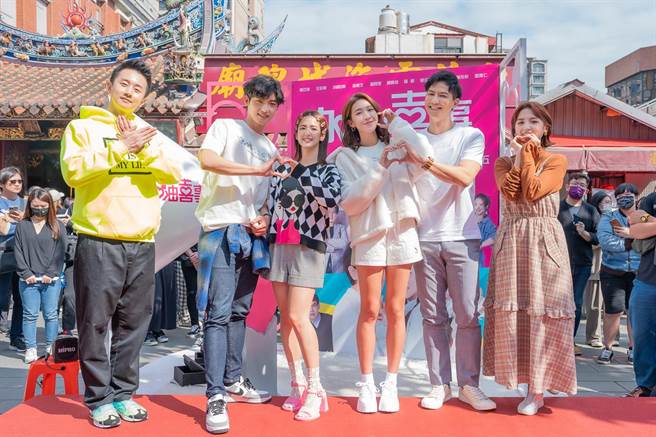 疯狂麦克斯（左起） 、刘育仁、臧芮轩、杨晴、邹承恩与主持人Dora谢雨芝甜蜜比爱心。（TVBS提供）