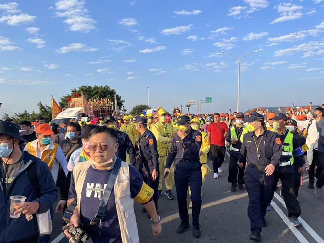 白沙屯拱天宫妈祖銮轿下午4时48分离开大甲辖区进入清水辖区。（清水警分局提供）