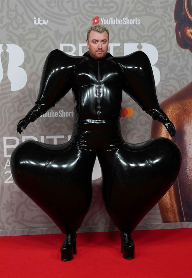 Sam Smith的Harri乳胶造型服装充满视觉艺术感。（路透）