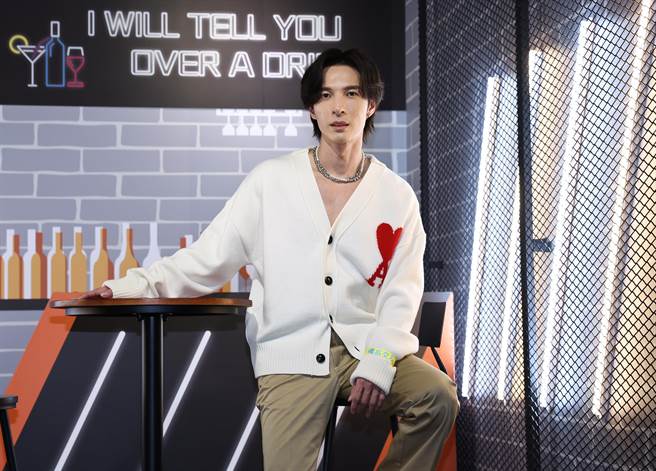 陈势安今现身松菸文创看展。（陈俊吉摄）