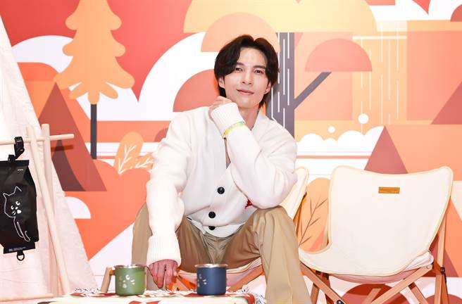 陈势安今现身松菸文创看展。（陈俊吉摄）