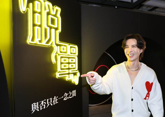 陈势安今现身松菸文创看展。（陈俊吉摄）