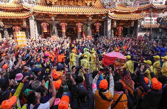 苗栗通霄白沙屯拱天宫妈祖往北港进香活动12日凌晨起驾，据主办单位统计，今年吸引逾11万信徒随行，被称为「粉红色超跑」妈祖銮轿中午在大甲永信制药驻驾休息，下午起驾后妈祖神轿突然衝入大甲镇澜宫驻驾20分钟，再度上演双妈会，现场信徒欢声雷动。（黄子明摄）