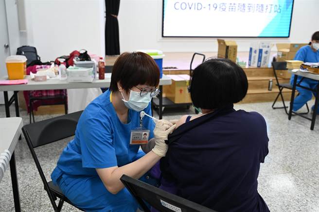 台东开设50岁以上疫苗接种站，接种者可获100元礼券。（台东县政府提供）