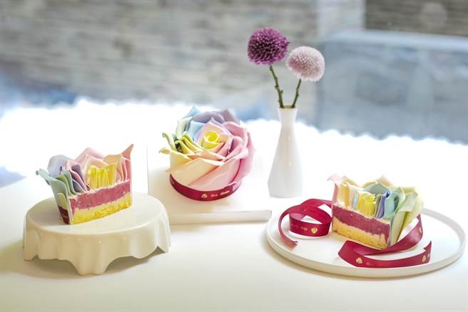 制作一颗七彩玫瑰蛋糕，需要3位员工一起分工，每颗蛋糕至少得花上4小时才能制作完成。(大地酒店提供)