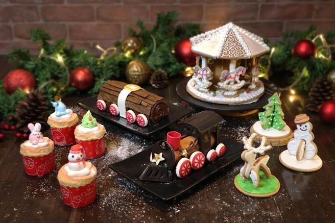 李建嵚以姜饼打造旋转木马、雪人、麋鹿、圣诞树，还有用蛋糕卷和巧克力片制作小火车，手艺精湛。(大地酒店提供)