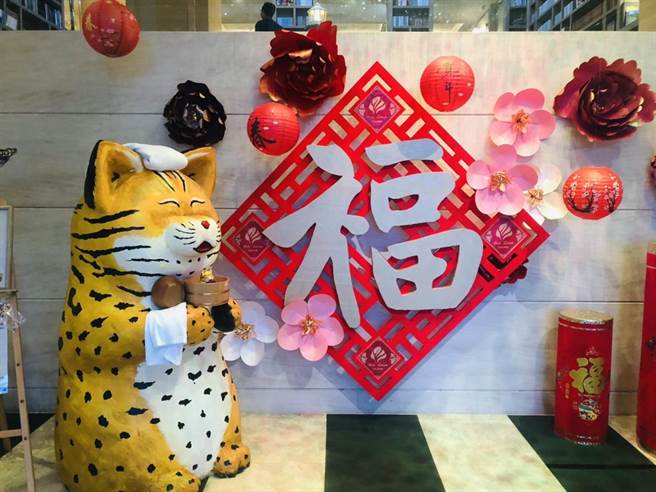 虎年的吉祥物「大地福虎」是李建嵚亲手制作，讨喜的模样吸引客人拍照留念。(大地酒店提供)