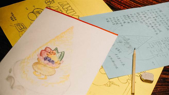 李建嵚的手绘稿可以看到蛋糕成形前的模样，稿子里详细记载配方和比例等。(大地酒店提供)