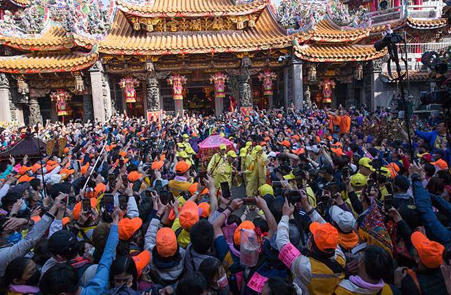 苗栗通霄白沙屯拱天宮媽祖往北港進香活動12日凌晨起駕，據主辦單位統計，今年吸引逾11萬信徒隨行，被稱為「粉紅色超跑」媽祖鑾轎中午在大甲永信製藥駐駕休息，下午起駕後媽祖神轎突然衝入大甲鎮瀾宮駐駕20分鐘，再度上演雙媽會，現場信徒歡聲雷動。（黃子明攝）