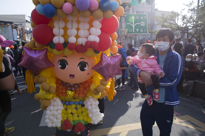 苗栗通霄白沙屯拱天宮媽祖往北港進香活動12日凌晨起駕，據主辦單位統計，今年吸引逾11萬信徒隨行，有信徒自行組裝氣球媽祖神偶，沿途吸引眾人目光。（黃子明攝）