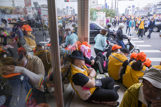 苗栗通霄白沙屯拱天宮媽祖往北港進香活動12日凌晨起駕，據主辦單位統計，今年吸引逾11萬信徒隨行，信徒在中午休息時，湧入附近超商用餐或休息。（黃子明攝）
