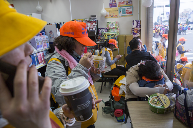 苗栗通霄白沙屯拱天宮媽祖往北港進香活動12日凌晨起駕，據主辦單位統計，今年吸引逾11萬信徒隨行，信徒在中午休息時，湧入附近超商用餐或休息。（黃子明攝）