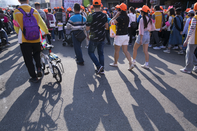 苗栗通霄白沙屯拱天宮媽祖往北港進香活動12日凌晨起駕，據主辦單位統計，今年吸引逾11萬信徒隨行，由於艷陽高照，民眾在炎熱天氣徒步前進，留下長長的身影。（黃子明攝）