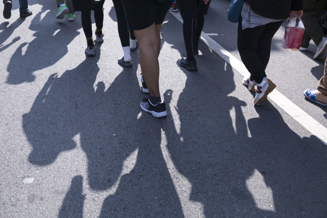 苗栗通霄白沙屯拱天宮媽祖往北港進香活動12日凌晨起駕，據主辦單位統計，今年吸引逾11萬信徒隨行，由於艷陽高照，民眾在炎熱天氣徒步前進，留下長長的身影。（黃子明攝）