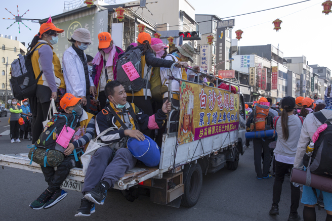 苗栗通霄白沙屯拱天宮媽祖往北港進香活動12日凌晨起駕，據主辦單位統計，今年吸引逾11萬信徒隨行，許多企業或團體提供車輛讓走累民眾可以上車休息。（黃子明攝）