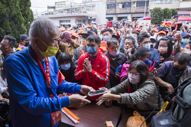 苗栗通霄白沙屯拱天宮媽祖往北港進香活動12日凌晨起駕，許多信徒湧到鑾轎前向媽祖參拜，或是拿著個人物品過爐祈福。（黃子明攝）