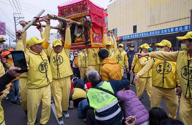 今日銮轿从台一线进入大甲时突然转入一处狭窄巷弄，停在一间民宅内，让完全不知情的屋主感到超惊喜，随行人员也啧啧称奇。（黄子明摄）