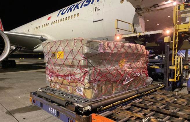 首批赈灾加厚毛毯已抵达土耳其，第2批毛毯也正在前往土耳其的在路上。（取自慈济基金会网站）