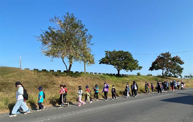 屏東家扶中心在今年寒假舉辦3場徒步挑戰營，共計百人參加，接力完成超過百公里的徒步挑戰，當中年紀最小的年僅7歲，令人刮目相看。（屏東家扶提供／謝佳潾屏東傳真）