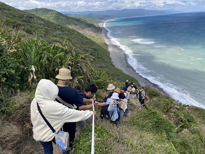屏東家扶中心在今年寒假舉辦3場徒步挑戰營，共計百人參加，接力完成超過百公里的徒步挑戰，當中年紀最小的年僅7歲，令人刮目相看。（屏東家扶提供／謝佳潾屏東傳真）