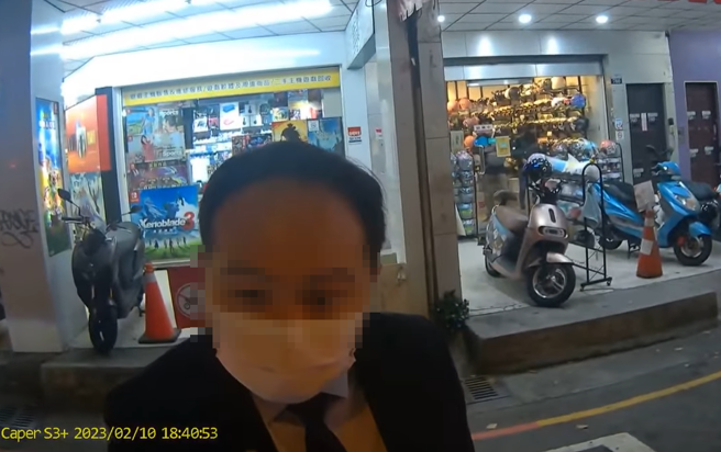 奧迪駕駛才從店家衝出來罵「你拍我幹嘛」，要求騎士刪除照片遭拒絕，最後甚至惱羞不移車，直接喊「（罰金）2400而已，我開這種車」。（翻攝自YouTube）