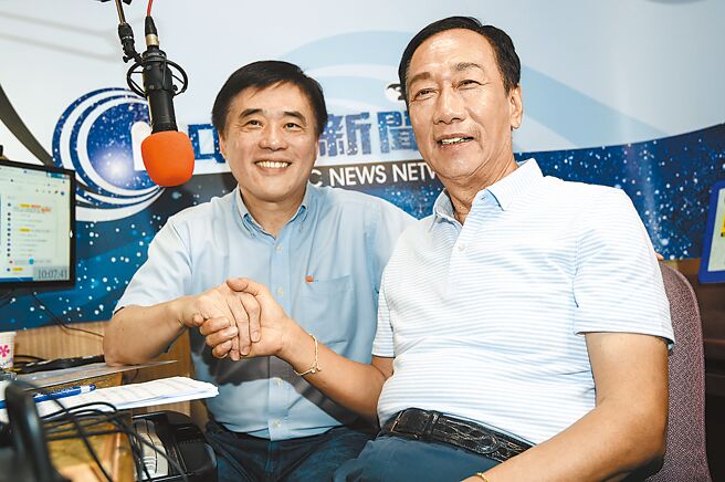 国民党前副主席郝龙斌与鸿海创办人郭台铭过去合影。（本报资料照片）