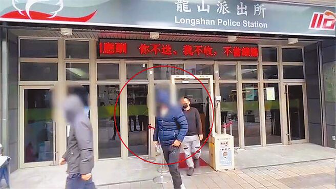 警方查抄万华赌场，台啤前总教练阎家骅（红圈处蓝衣者）涉赌被逮。（警方提供）