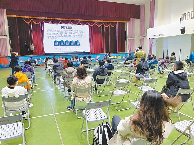 因應英代外語無預警歇業，中華民國補教業品保協會協調5間業者提供等值課程服務，11日在內壢國小舉行說明會，約35名學員到場諮詢，協會也提醒學員注意事項，須重視自身權益。（蔡明亘攝）