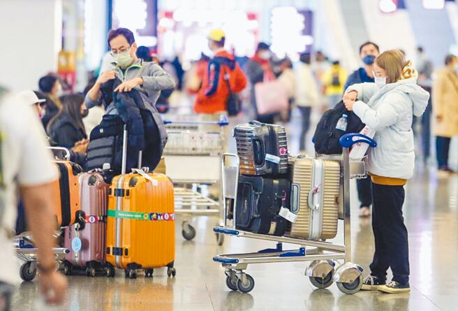 疫情趋缓，许多民眾纷纷出国旅游，虽使旅游业业绩成长，但也让缺工问题更明显。图为桃园机场入境旅客。（本报资料照片）
