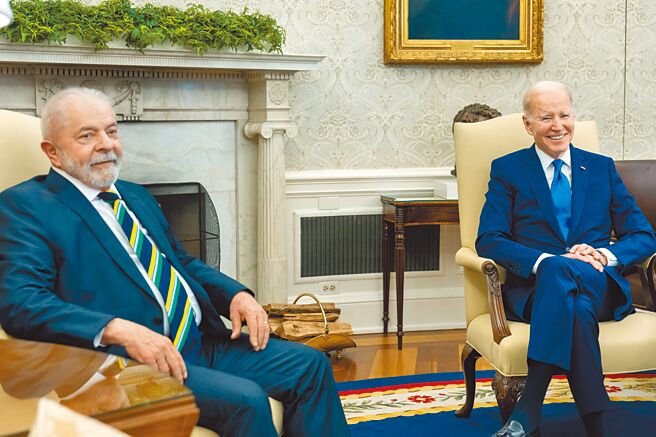 巴西總統魯拉（左）和美國總統拜登在白宮會面，兩位元首強調捍衛民主和正視氣候問題的重要性。（摘自美國總統拜登推特）