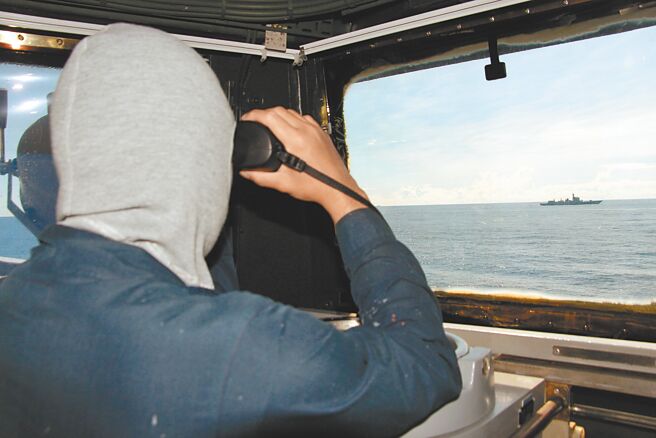 针对美国防部印太事务助理部长瑞特纳（Ely Ratner）预测中共2030年前不会大举侵台，海军前司令陈永康昨天则在演说中表示，如果以各种图像去验证，中共武力犯台的风险不如现在各界所想像的高。图为海军官兵监控中共军舰。（军闻社）