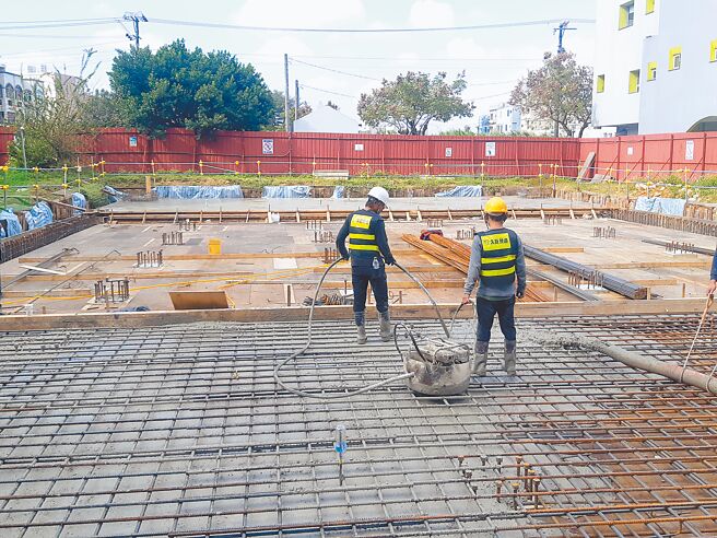 桃园市水务局今年将斥资3.6亿施作8处下水道、共3445公尺，图为八德区建国路的排水改善工程。（水务局提供／蔡依珍桃园传真）