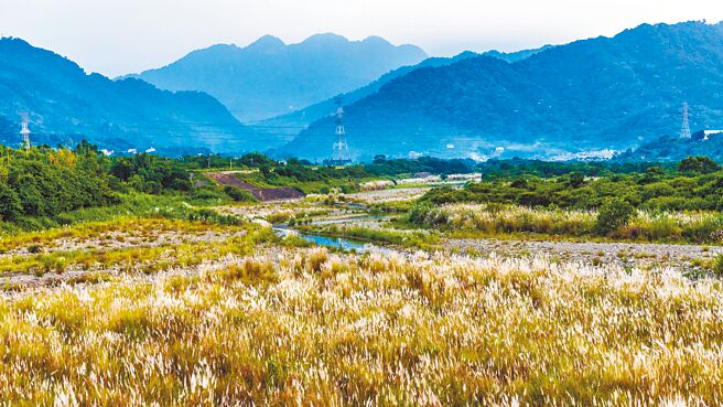 石门水库至新竹联通管工程，上坪溪左岸做引水路跌水工，连接宝二水库的引水渠道。（罗浚滨摄）