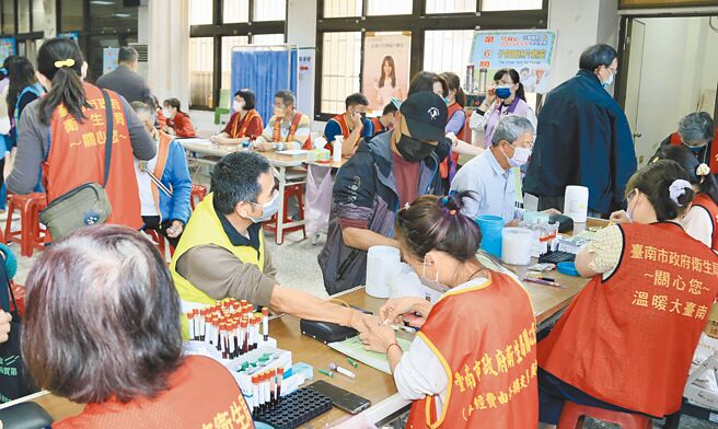 今年的「行动医院-全民健检」活动从台南市安南区溪心里活动中心出发开跑，吸引大批市民前往接受健检。（市府提供／洪荣志台南传真）