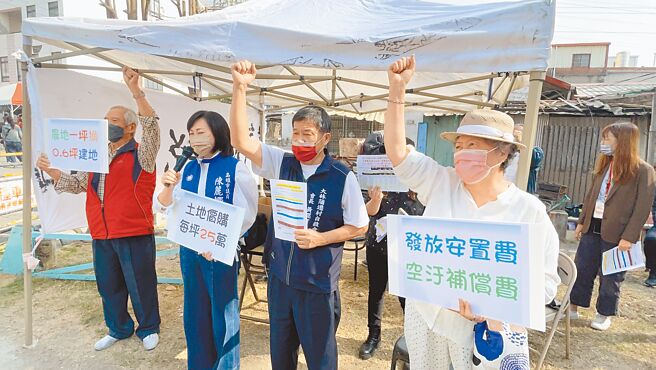 第4次大林蒲迁村说明会会前，高雄市议员陈丽娜（左二）及大林蒲迁村自救会会长黄琨育（右二）等人开记者会提3诉求。（洪靖宜摄）