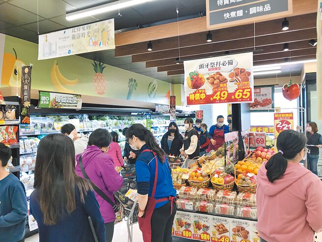 全联茄萣民族店11日开幕，吸引民眾涌入消费。（高市经发局提供／柯宗纬高雄传真）