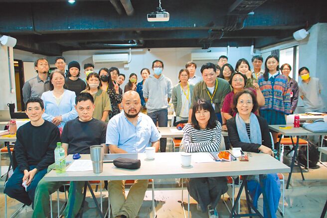 「南方编剧培育工作坊」，11日在驳二举办剧本企画发表会暨结业式，学员也上台发表各自的作品。（高市文化局提供／杨舒婷高雄传真）