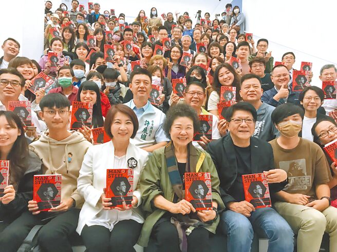前屏东县长潘孟安（黑衣）卸下职务后，发表新书《红色钢铁人》广受好评，11日他到屏东总图举办签书会，没想到遭到监察院长陈菊（绿衣）「偷袭」。（谢佳潾摄）