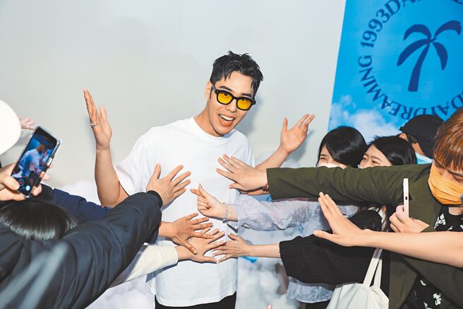 周予天（中）昨出席一日店長活動，大方讓在場媒體驗肌。（羅永銘攝）