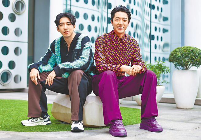 蔡凡熙（右）和傅孟柏都爱毛小孩，2人常交流狗狗经。（陈俊吉摄）