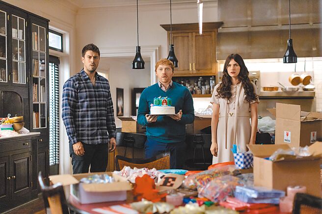 妮尔泰格尔菲尔（右起）、鲁柏葛林特、托比凯贝尔主演《灵异女仆》第4季正式画下句点。（Apple TV+提供）